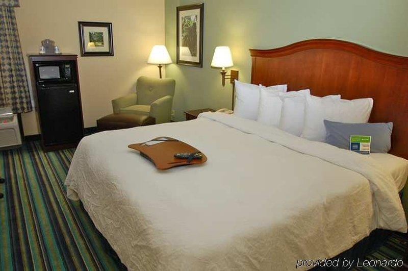 Hampton Inn Raleigh Cary Room photo